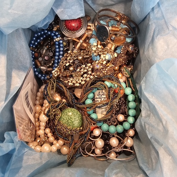 MIXED BAG LOT OF VINTAGE TO NOW JEWELRY 3 LBS 10OZ KEEP RESELL REPURPOSE - Picture 3 of 7
